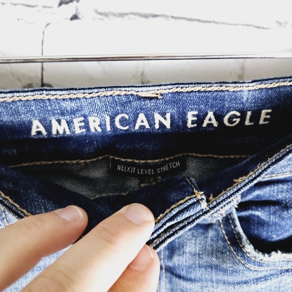 AMERICAN EAGLE | Hi-Rise shortie high waist distressed frayed denim jean shorts - Picture 3 of 6